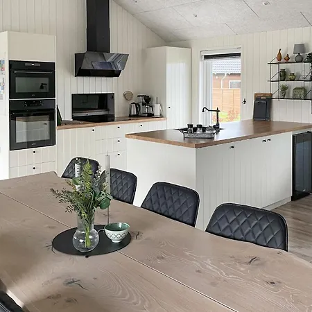 Stunning In With Five Bedrooms And Wifi *